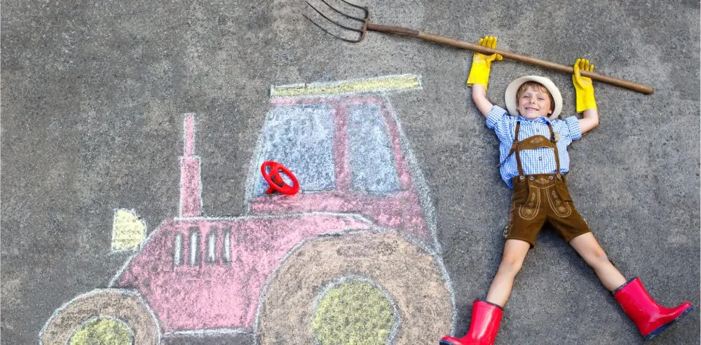 Niños jugando con tractor montable